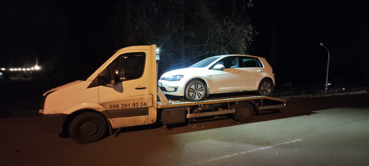 Евакуація авто вночі під час комендантської години